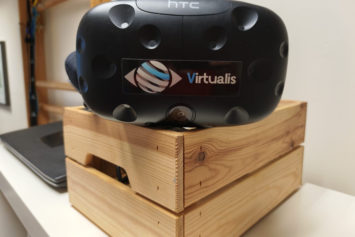 Casque de réalité virtuelle Virtualis utilisé au cabinet pour la rééducation de l'équilibre